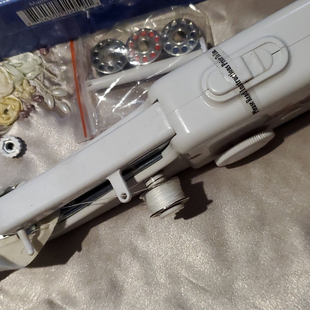 HANDY STITCH Handheld Sewing Machine - Picture 3 of 4